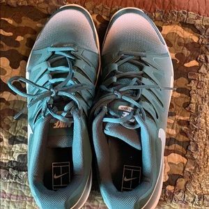 Nike (TENNIS) 9.5 vapor shoes.